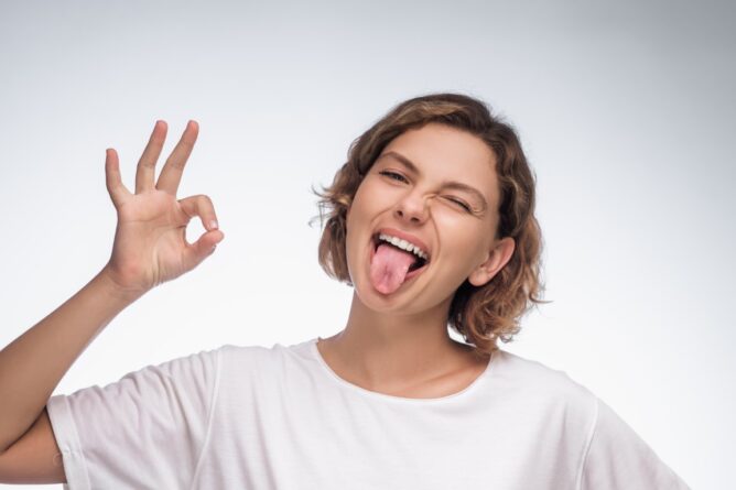 Kaj pomenijo obloge, rane, razjede in razpoke na jeziku in kdaj k zdravniku